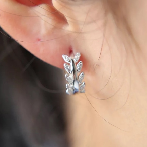💫 Sterling Silver 925 Leaves Huggie Hoop Earrings - Picture 4 of 4